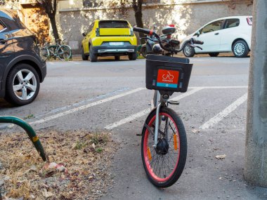 Bologna, İtalya 3 Temmuz 2025 Ridemovi elektrikli bisikleti Torino 'da bir park yerine park etmiş ve turistler ve vatandaşlar için sürdürülebilir ve uygun bir ulaşım çözümü sunuyor.