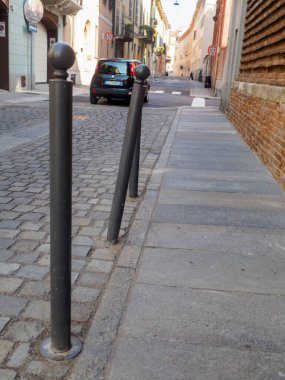 Cremona, İtalya 28 Haziran 2025 'te yuvarlak tepeli Bollard' lar kaldırımı kaldırımdan kaldırıma ayırarak, Cremona, İtalya 'da kentsel organizasyon ve yaya güvenliğini artırıyor.