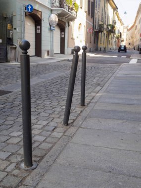 Cremona, İtalya 28 Haziran 2025 'te yuvarlak tepeli Bollard' lar kaldırımı kaldırımdan kaldırıma ayırarak, Cremona, İtalya 'da kentsel organizasyon ve yaya güvenliğini artırıyor.