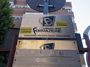 Bologna, İtalya 3 Temmuz 2025 Havabanı boykot etiketi Palazzo della Formazione 'deki yıpranmış levhaya iliştirilerek, Bologna, İtal' daki kısa vadeli kiraya karşı yerel direnişin sinyalleri verildi.
