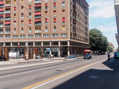 Bologna, İtalya 3 Temmuz 2025 Şehir Manzarası Bologna 'nın mimari uyumu, yayaların akışı, bisiklet yolları ve yaz güneşi altında araç hareketlerini ortaya çıkardı.