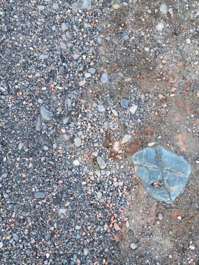 Daha Büyük Kaya Görünümlü Küçük Taşlar ve Çakıl Taşları Yakından Bakış