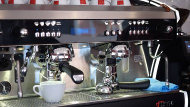 Cremona, İtalya - 19 Temmuz 2025 Deneysel Espresso Makinesi Vibrant Lombardy Bar atmosferinde Lezzetli Kahve İçkileri Teslimatı