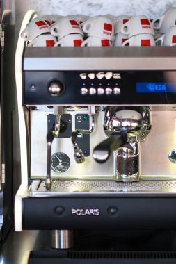 Cremona, İtalya - 19 Temmuz 2025 Profesyonel Espresso Makinesi İstiflenmiş Kahve Fincanları ile Bir Cafe veya Kahve Dükkanında Lezzetli İçecekler Hazırlamaya Hazır