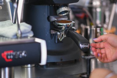 Cremona, İtalya - 21 Temmuz 2025 Espresso Hazırlama için Portafilter 'da Kahve Öğütücüsüne Yakın Çekim