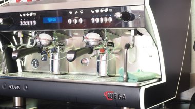 Cremona, İtalya - 26 Temmuz 2025 Profesyonel Espresso Makinesi Çoklu Bira Kafaları ve Portafilters Bir Kafede Sıcak Kahve İçecekleri Hazırlamaya Hazır