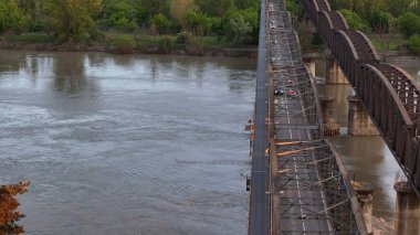 Çelik Köprü 'nün Geniş Hava Perspektifi Po Nehri' ni geçerek Cremona ve Castelvetro Piacentino 'ya Su Yolu üzerinde Hayati Ulaşım Bağlantısı Teklif Ediyor