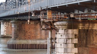 Demir Köprü yolu ve demiryolu viyadük gün batımında İtalya 'nın Cremona kentindeki Po Nehri' ni geçiyor. İnsansız hava aracı perspektifinden bakıldığında çarpıcı bir endüstriyel manzara yaratıyor.