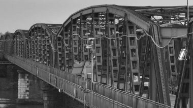 Demir Köprü, yol ve demiryolu viyadük Cremona, Lombardy, İtalya 'da Po Nehri' ni geçiyor, gün batımında iki bankayı metal kemerler ve tuğla sütunlarla birbirine bağlıyor.