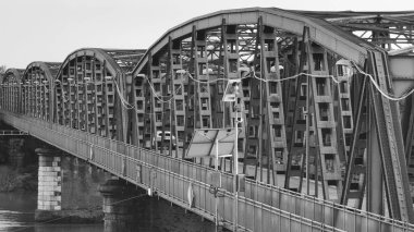 Demir Köprü yolu ve demiryolu viyadük gün batımında İtalya 'nın Cremona kentindeki Po Nehri' ni geçiyor. İnsansız hava aracı perspektifinden bakıldığında çarpıcı bir endüstriyel manzara yaratıyor.