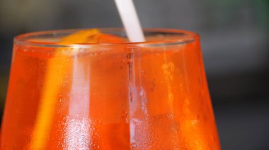 Spritz Kokteyllerinin Canlı Özünü ve Modern Bar Kültürünün Canlı Atmosferini Deneyin Sosyal Toplantılar ve Keyif İçin Mükemmel Bir İçecek