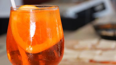Portakal Dilimli Serinletici Kokteyl Rahatlatıcı Bar Anları İçin Mükemmel Neşeli İçecekler ve Neşeli Sosyal Atmosferle Neşeli Bir Öğleden Sonra Keyif Almak Boş ve İyi Bir Ortamın Özünü Yakalamak