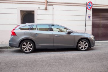 Cremona, İtalya 6 Ağustos 2025 Modern gri Volvo V60 steyşın vagonu park yasağı olan bir şehir sokağına park edilmiş, parlak tasarımı ve pratik kabiliyeti sergilenmektedir.