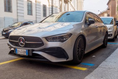 Cremona, İtalya 6 Ağustos 2025 Lüks Mercedes CLA Şehir binalarının yanına park etmiş, şık stil ve premium otomotiv mühendisliği sergiliyor.