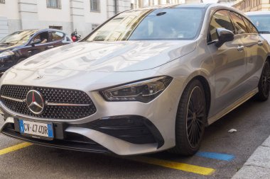 Cremona, İtalya 6 Ağustos 2025 Lüks Mercedes CLA Şehir binalarının yanına park etmiş, şık stil ve premium otomotiv mühendisliği sergiliyor.
