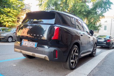 Cremona, İtalya. 6 Ağustos 2025. Arka manzara. Siyah bir Mini vatandaşı Cooper S, şehir caddesinde belirlenmiş bir park yerine park etmiş.