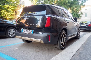 Cremona, İtalya. 6 Ağustos 2025. Arka manzara. Siyah bir Mini vatandaşı Cooper S, şehir caddesinde belirlenmiş bir park yerine park etmiş.