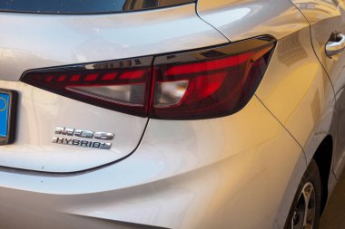 Cremona, İtalya 6 Ağustos 2025 Silver MG3 Hybrid artı arka ışık pırıltısı, lüks otomotiv tasarımı ve şehir sokaklarında gelişmiş elektrikli araç teknolojisi