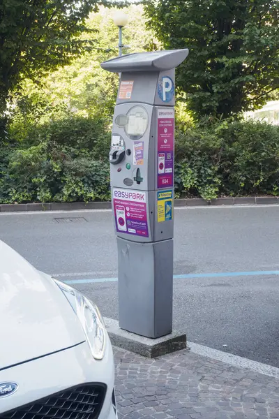 Cremona, İtalya 6 Ağustos 2025 bir EasyPark parkmetresi yol kenarında duruyor ve sürücüler için uygun park yeri seçenekleri sunuyor.