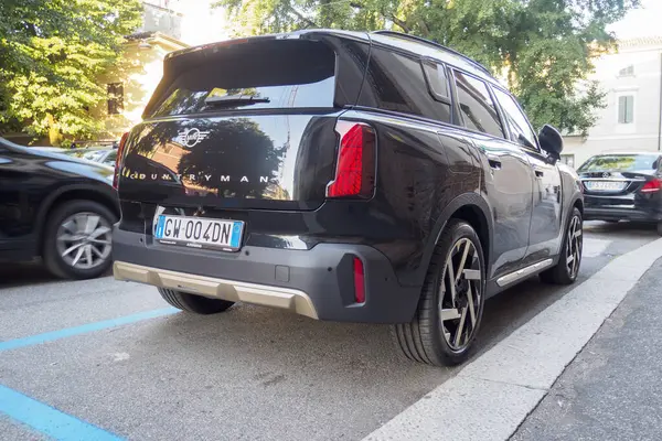 Cremona, İtalya. 6 Ağustos 2025. Arka manzara. Siyah bir Mini vatandaşı Cooper S, şehir caddesinde belirlenmiş bir park yerine park etmiş.