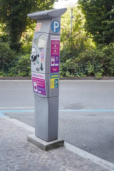 Cremona, İtalya 6 Ağustos 2025 bir EasyPark parkmetresi yol kenarında duruyor ve sürücüler için uygun park yeri seçenekleri sunuyor.