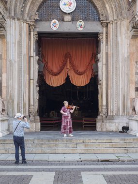 Cremona, İtalya - 6 Ağustos 2025 Melankoli Müziği ve Turist Nişanı Tarihi Lombardi İtalya Merdivenleri Büyüleyici Sokak Sahnesi