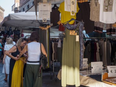 Cremona, İtalya - 6 Ağustos 2025 Lombardy 'deki Vibrant Caddesi Marketi Çeşitli Giysiler ve Yerel El Sanatları Gösterisi