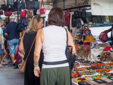 Cremona, İtalya - 6 Ağustos 2025 Lombardy 'deki Vibrant Caddesi Market Sahnesi Renkli Mallar ve Yerel Alışverişçiler Gözetleme Teşkilatı