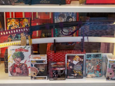 Cremona, İtalya 6 Ağustos 2025 'te İtalya' da Cremona, İtalya 'da bir mağazada manga, anime, katana ve Funko Pop gibi Japon pop kültürü ile ilgili çeşitli ürünler sergilendi.