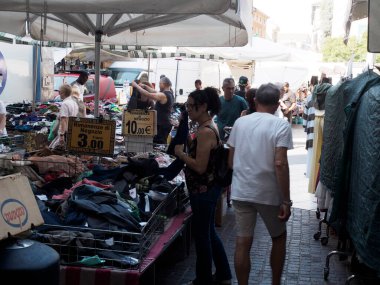 Cremona, İtalya - 6 Ağustos 2025 Lombardy 'deki Vibrant caddesi piyasa sahnesi çeşitli malların sergilendiği ve tentelerin altındaki hareketli atmosferin yerel ticaretin ve