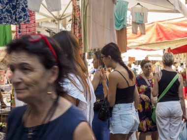 Cremona, İtalya 6 Ağustos 2025 İnsanlar renkli çadırlarla çevrili Cremona, Lombardy 'deki canlı bir sokak pazarında canlı sohbetler ve alışveriş yapıyorlar.