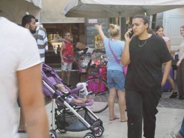 Cremona, İtalya - 6 Ağustos 2025 Vibrant Street Market Sahneleri Lombardiya İtalya 'da Günlük Yaşam ve Yerel Kültürü Farklı İnsanlar ve Renkli Mallarla Yakalıyor