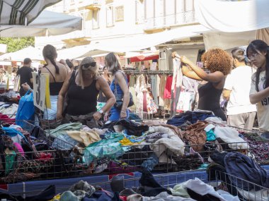 Cremona, İtalya - 6 Ağustos 2025 Vibrant sokak marketleri çeşitli giyim ve aksesuarlarla dolup taşıyor Lombardiya 'da İtalyan güneşi altında eşsiz hazineler sunuyorlar