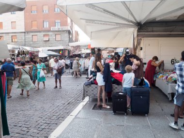 Cremona, İtalya - 6 Ağustos 2025 Vibrant Outdoor Street Market Sahnesi Çeşitli Ticari Mallar ve Alışverişçiler Resimli İtalyan Kasabası 'nda Dolu Atmosferden Hoşlanıyor