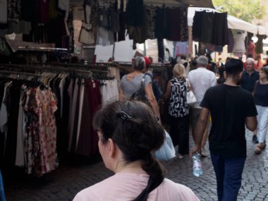 Cremona, İtalya - 6 Ağustos 2025 Lombardy 'deki Vibrant Caddesi Market Sahnesi Çeşitli Kıyafetler ve Hareketli Atmosfer Gösterisi