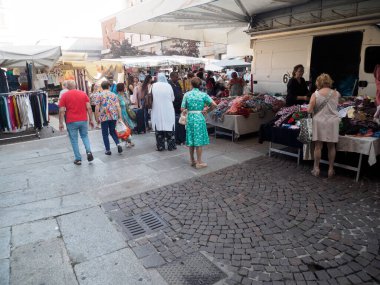 Cremona, İtalya - 6 Ağustos 2025 Lombardiya Açık Hava Piyasası Sahnesi Yerel Tedarikçiler ve Dükkanlar Arasında Mallarla Dolu