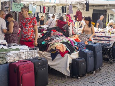 Cremona, İtalya - 6 Ağustos 2025 Vibrant Outdoor Street Market Sahnesi Çeşitli Kıyafetler ve Gezginler Lombardiya İtalya 'da