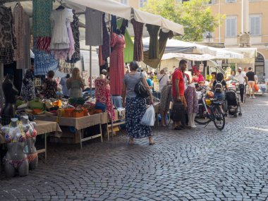 Cremona, İtalya - 6 Ağustos 2025 Vibrant Open Air Street Market Sahnesi Lombardy İtalya 'da Günlük Hayatı ve Ticareti Yakalıyor Çeşitli Ticaret ve Alışverişçiler Sunshine' ın tadını çıkarıyor