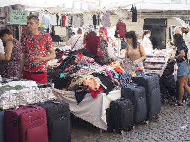 Cremona, İtalya 'da 6 Ağustos 2025' te müşteriler Cremona, Lombardy 'de canlı bir açık hava pazarına göz atıyorlar.