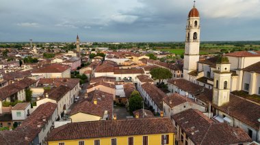 Pontevico Lombardy İtalya 'nın büyüleyici hava perspektifi tarihi kent manzarasını ve sakin bir gökyüzünün altındaki kırsal güzelliği gözler önüne seriyor.