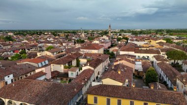 Nefes kesici hava manzaraları büyüleyici çatıları ve Pontevico Brescia İtalya 'nın tarihi mimarisini dramatik bir gökyüzü altında yakalıyor.