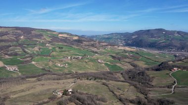 Pire Perduca 'yı çevreleyen yemyeşil vadilerin ve saran tepelerin panoramik manzarası. Ligurian Apennines' in önemli bir dağı. Val Trebbia İtalyan Travo Piacenza komünü.