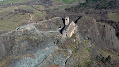 Pietra Perduca Dağı Zirvesi Kalesi İtalya 'nın verimli Val Trebbia Vadisi manzarasına bakan harabeler
