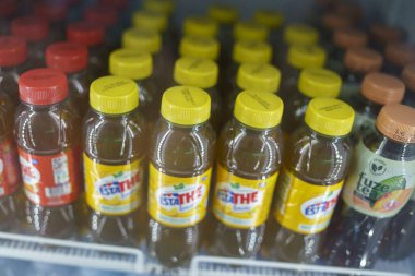Cremona, İtalya 25 Temmuz 2025 Estathe ve Fuzetea marka plastik şişeler soğutulmuş bir süpermarket rafında düzenli olarak düzenlenmiştir, ferahlatıcı lezzet seçenekleri sunar