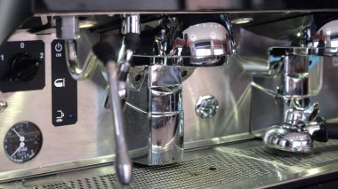 Cremona, İtalya 19 Temmuz 2025 Parlak krom kaplı grup başkanları Lombardy, İtalya 'da bir barda kahve demleyen profesyonel bir espresso makinesinin