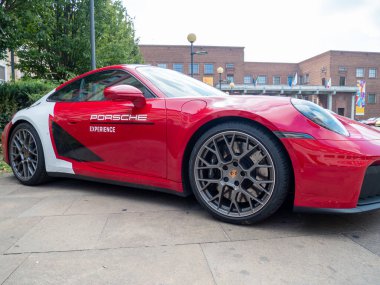 Cremona, İtalya 22 Ağustos 2025 Parlak kırmızı Porsche 911. İtalya 'da bulunan bir motor sporları yarış pisti olan, Porsche Experience Center Franciacorta' nın yakınındaki kaldırımda park etmiş özel bir üniforması var.