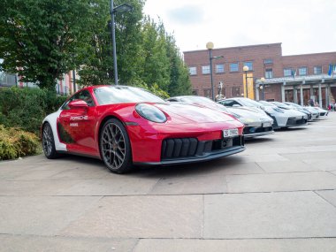 Cremona, İtalya 22 Ağustos 2025. Parlak kırmızı Porsche 911. Bir tanıtım etkinliği sırasında İtalya 'nın Torino kentindeki Museo Nazionale dell' Automobile 'in önüne park edilmiş beyaz bir şeritli.