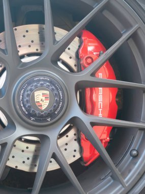 Cremona, İtalya 22 Ağustos 2025 Pirelli P Zero lastiği, Porsche amblemi, fren pervanesi, otomotiv performansı ve zarafeti ön plana çıkaran kırmızı kalibre