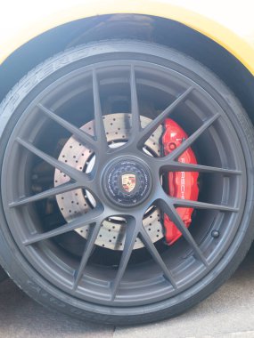 Cremona, İtalya 22 Ağustos 2025 Pirelli P Zero lastiği, Porsche amblemi, fren pervanesi, otomotiv performansı ve zarafeti ön plana çıkaran kırmızı kalibre