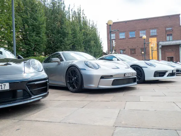 Cremona, İtalya 22 Ağustos 2025 siyah bir Porsche 911 'in ön görüntüsü gümüş renkli bir Porsche' nin yanında şehir ortamında, lüks ve otomotiv tasarımı sergileniyor.